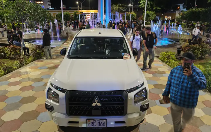 Activación de Autoniza con camioneta Mitsubishi en la Plaza de Armas de Ica
