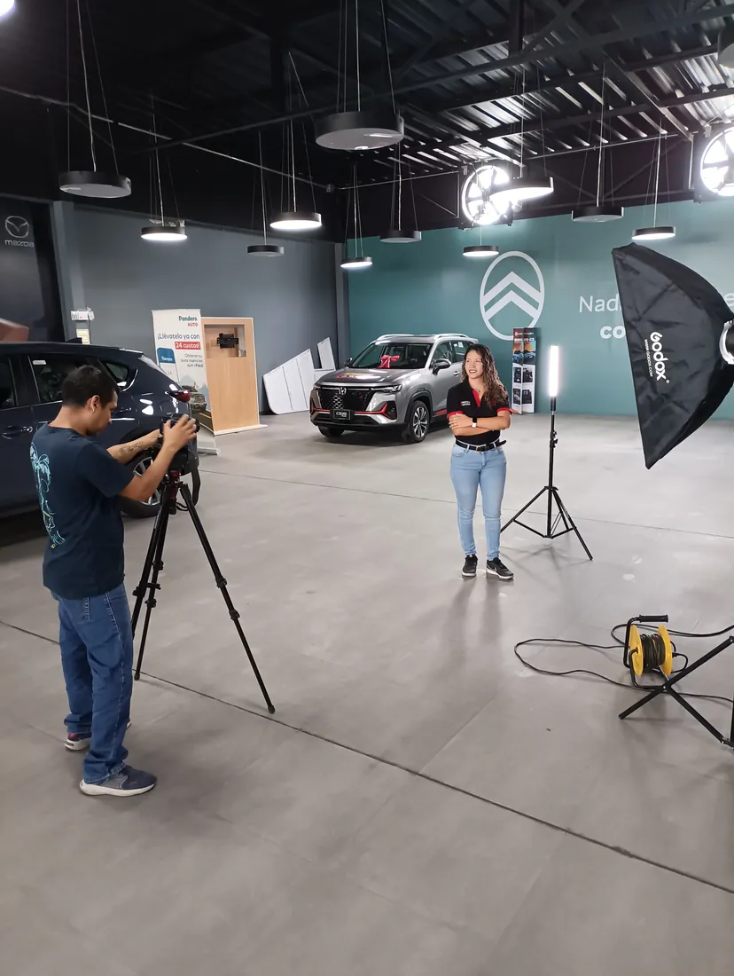 Rodaje audiovisual con cámara e iluminación profesional